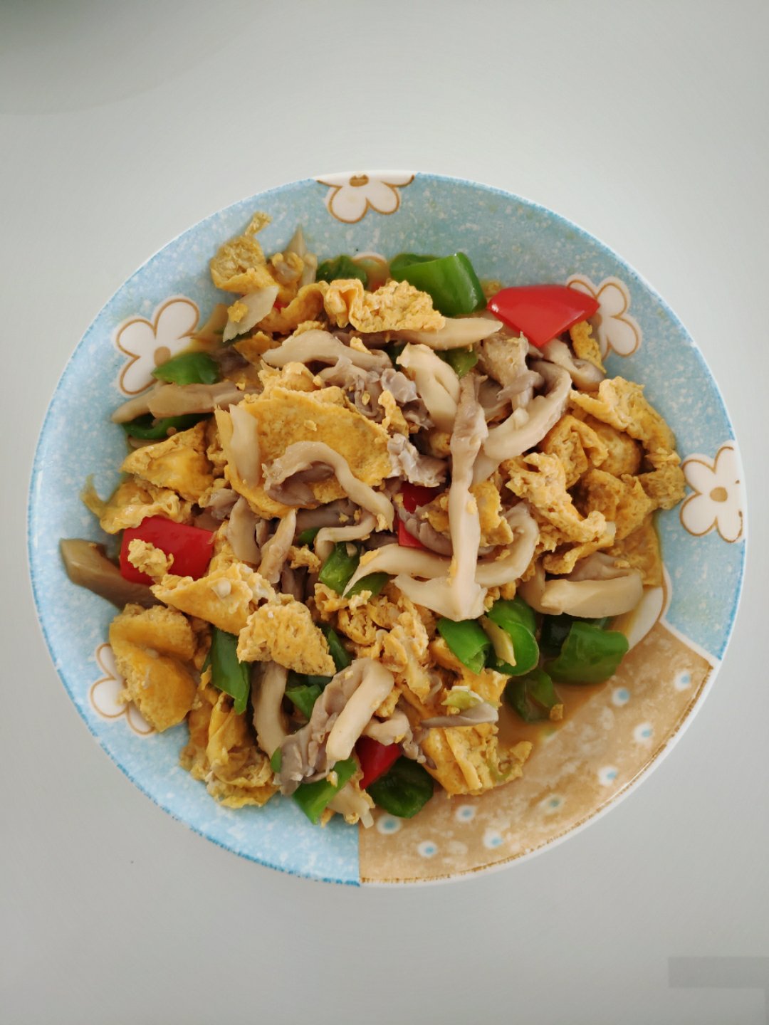 平菇青椒炒鸡蛋 好吃又营养的超快手家常菜
