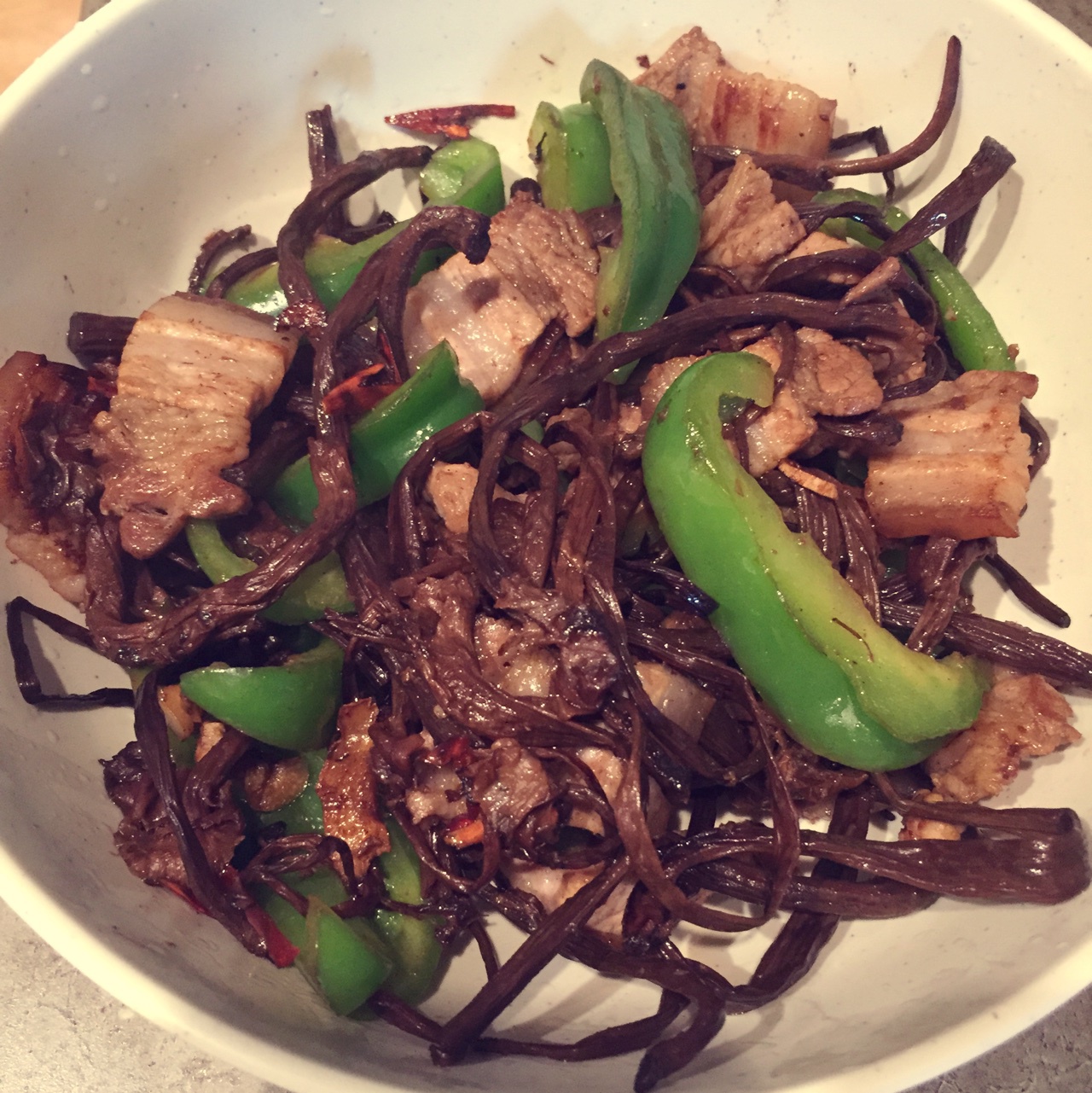 五花肉干锅茶树菇