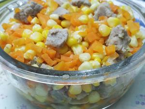 玉米胡萝卜丁炒肉的做法 步骤4