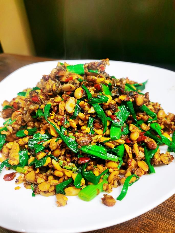 大蒜叶腊八豆的做法