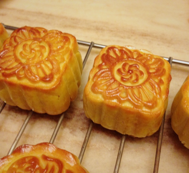 广式蛋黄莲蓉月饼