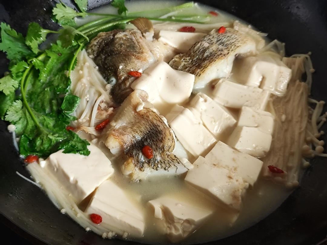 鲜美鲈鱼豆腐汤