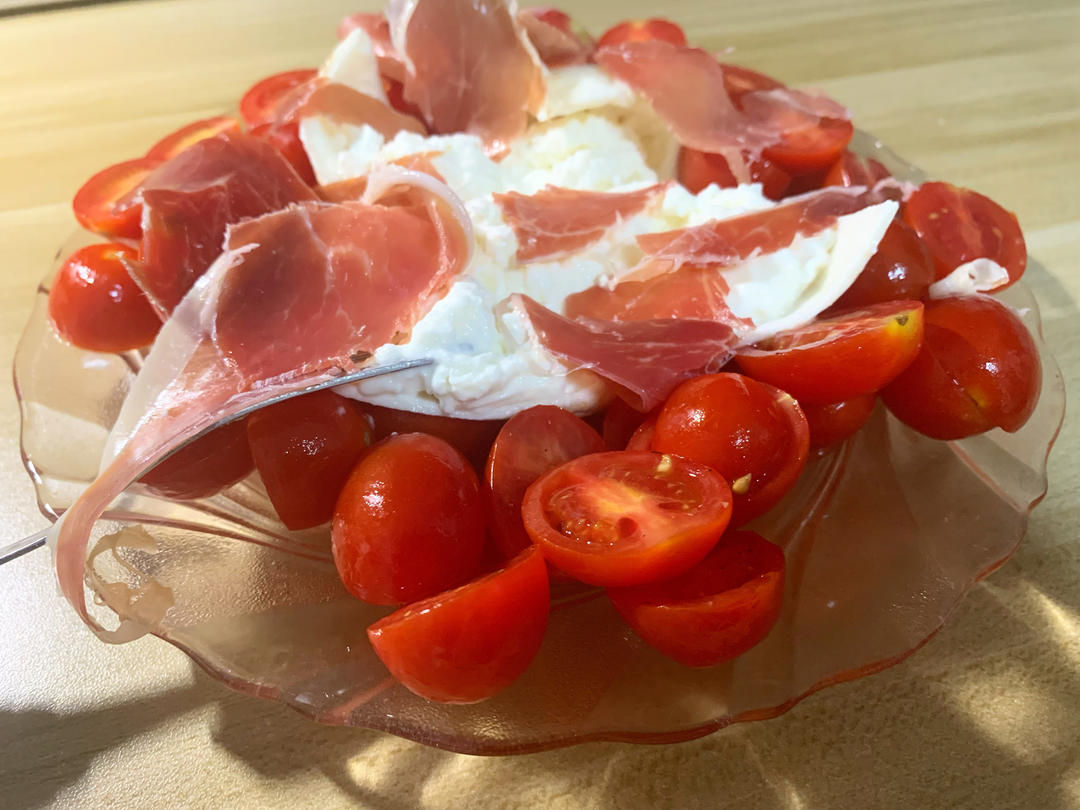 布拉塔奶酪配芝麻菜沙拉