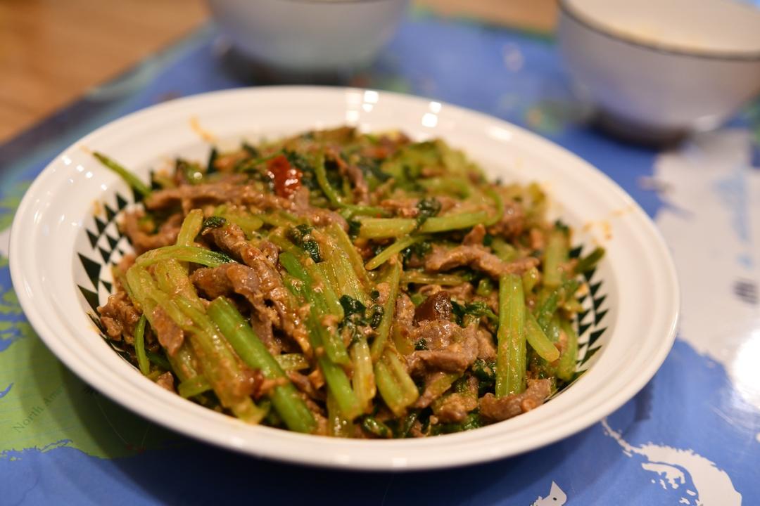 芹菜炒牛肉，鲜香嫩滑有三招