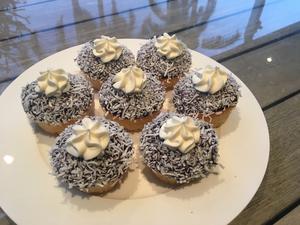 澳洲莱明顿纸杯蛋糕Oz Lamington Cupcakes的做法 步骤19