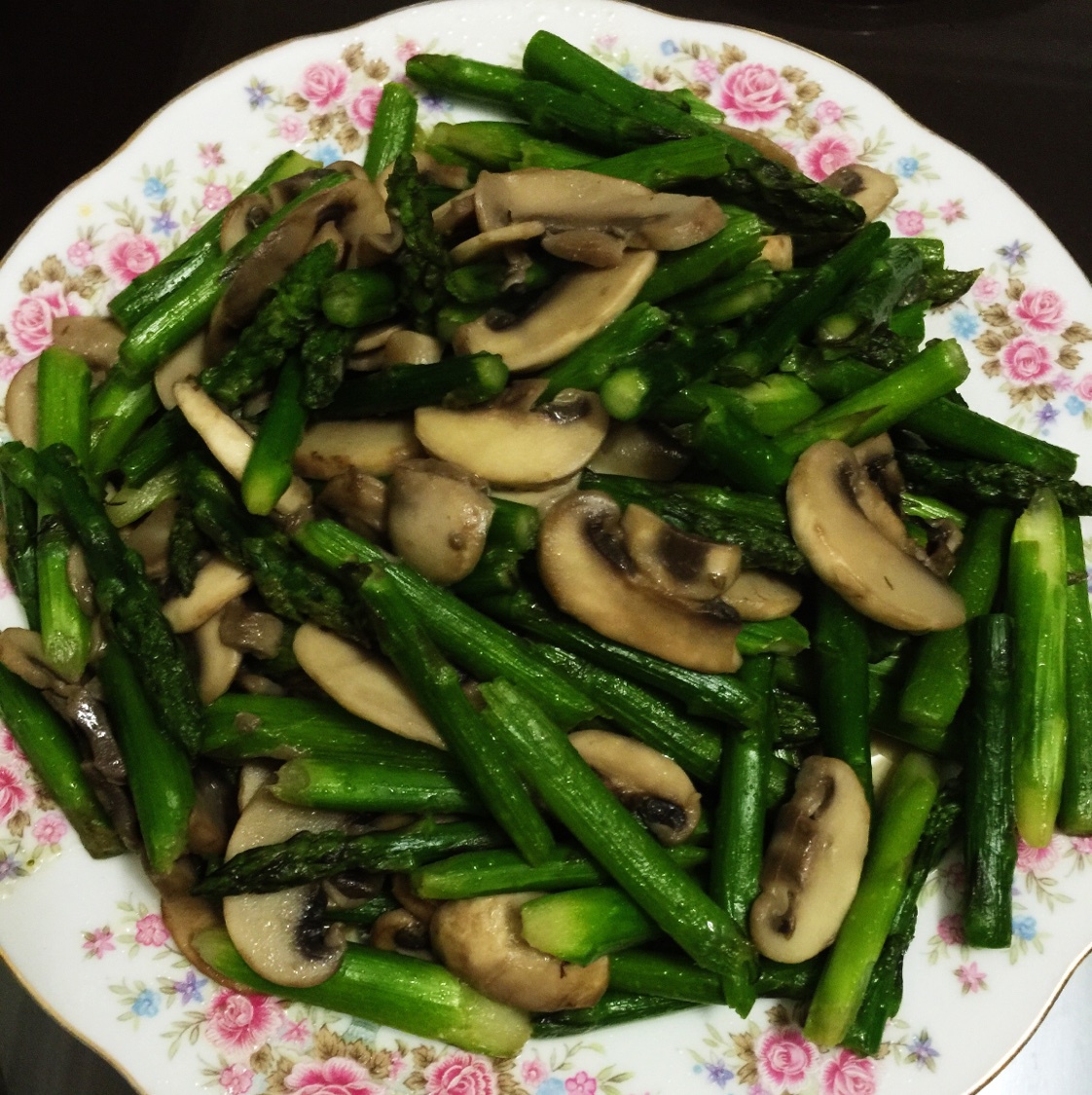 芦笋炒蘑菇