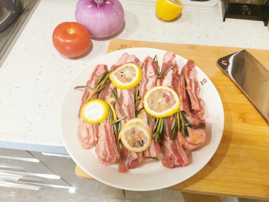 迷迭香烤羊排的做法