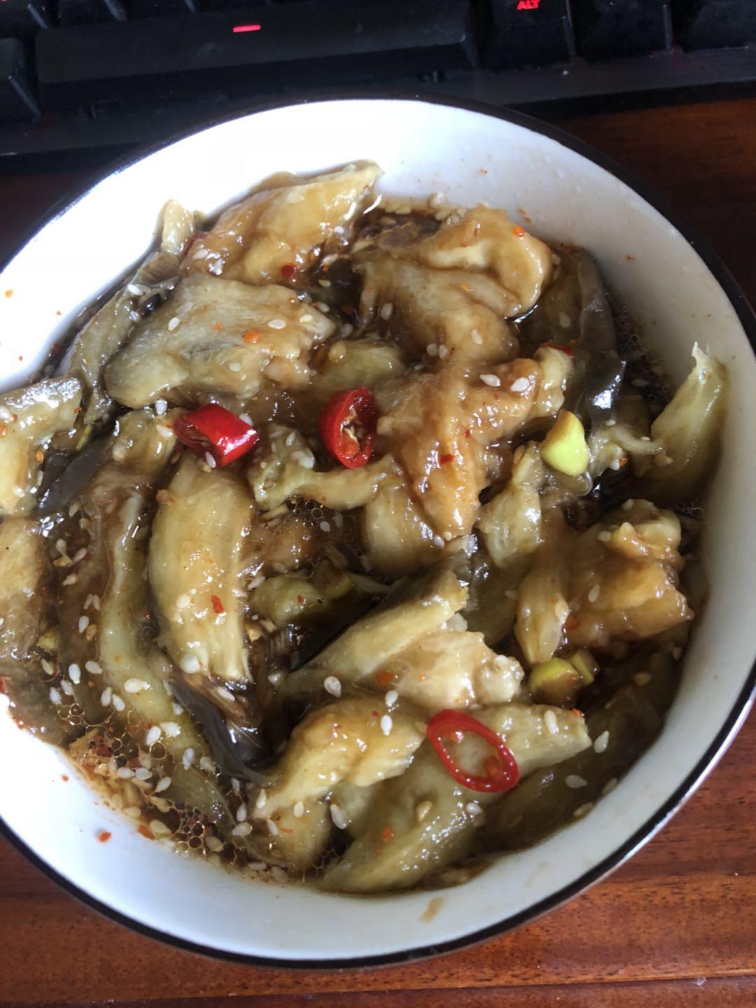 软糯丝滑，香辣过瘾❗️巨下饭的凉拌手撕茄子