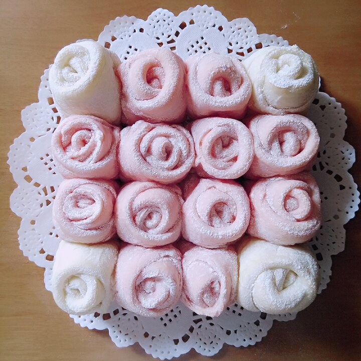 粉色少女梦幻玫瑰花面包