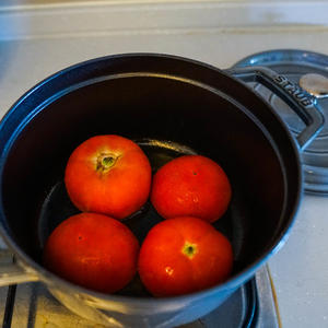 铸铁锅煎番茄的做法 步骤2
