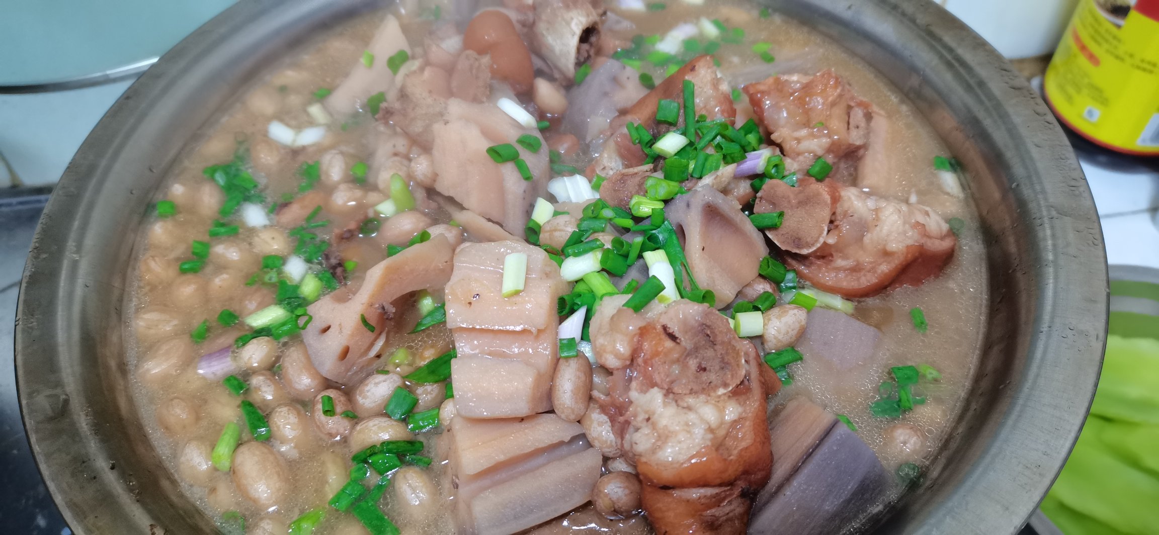 【今晚吃什么】“干燥秋季美肤汤菜”莲藕猪蹄汤