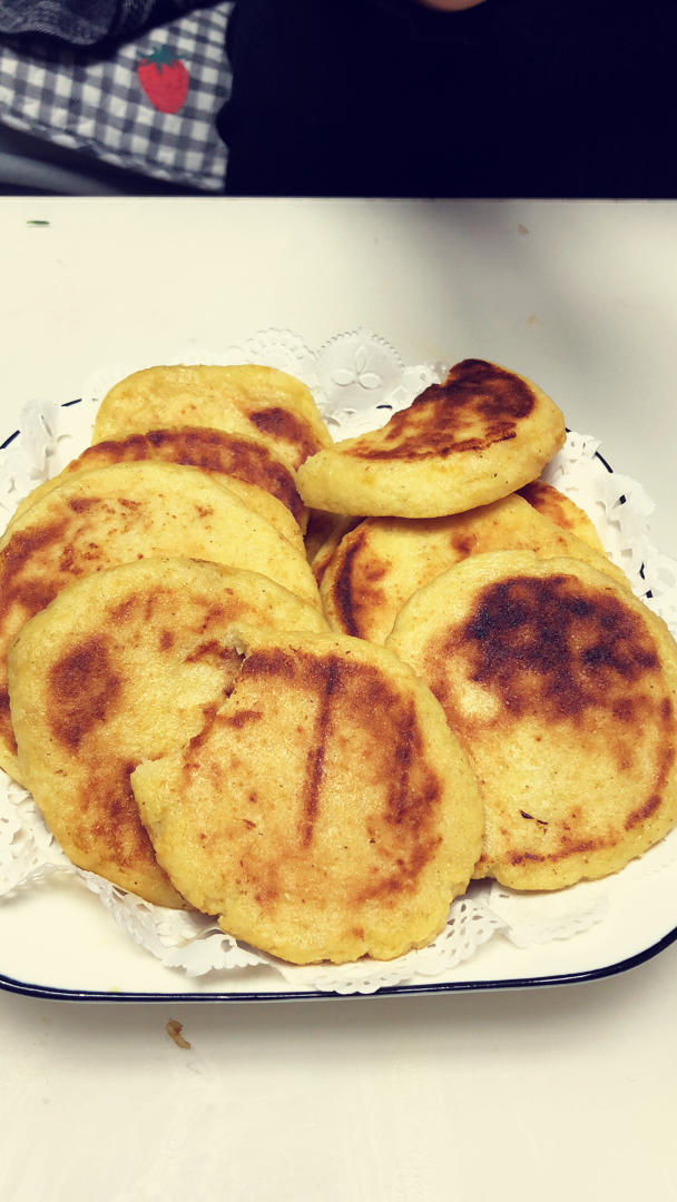 贴玉米面饼子