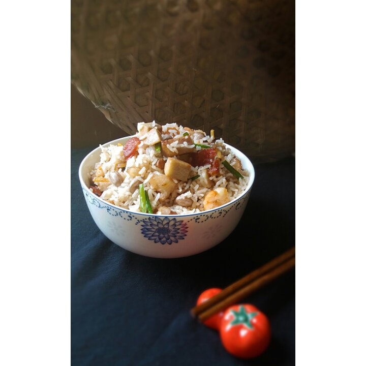 小菜丸子做的韭香芋头饭