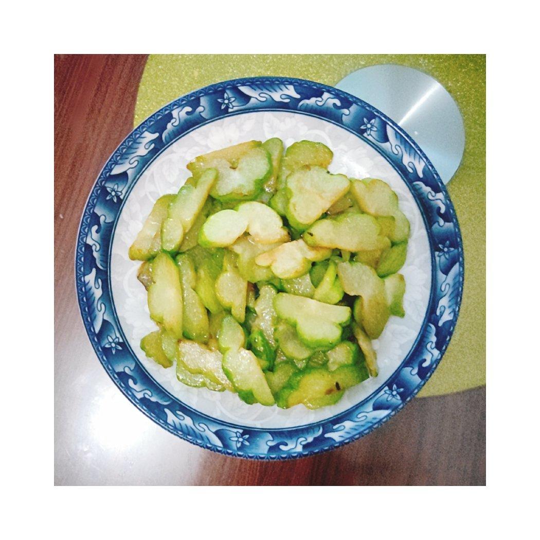 〈清炒佛手瓜〉，第一次买这个吃'脆脆的'好吃。欣小厨 😉