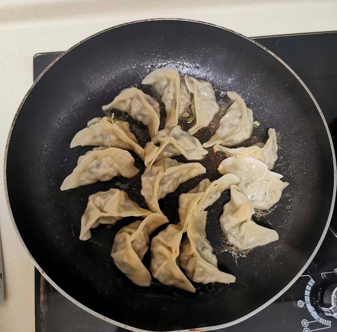 鲜嫩多汁的韭菜猪肉煎饺