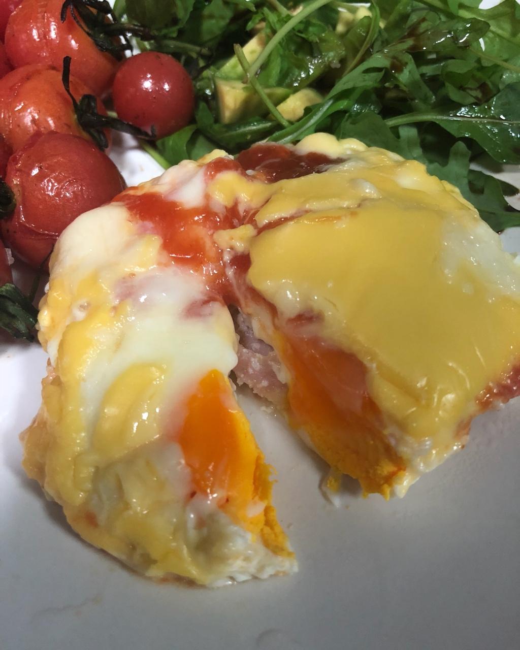 只需摆好材料去微波！惊艳全家的早餐端上桌：香肠奶酪烘蛋