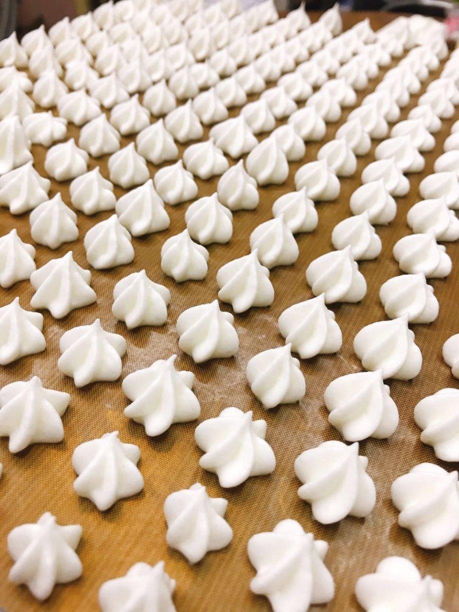 宝宝第一口健康零食！超级无敌好吃到爆炸！入口即化！材料只有1个鸡蛋 ！10g奶粉！5g淀粉 ！酥脆可口 ！幸福的味道 ！