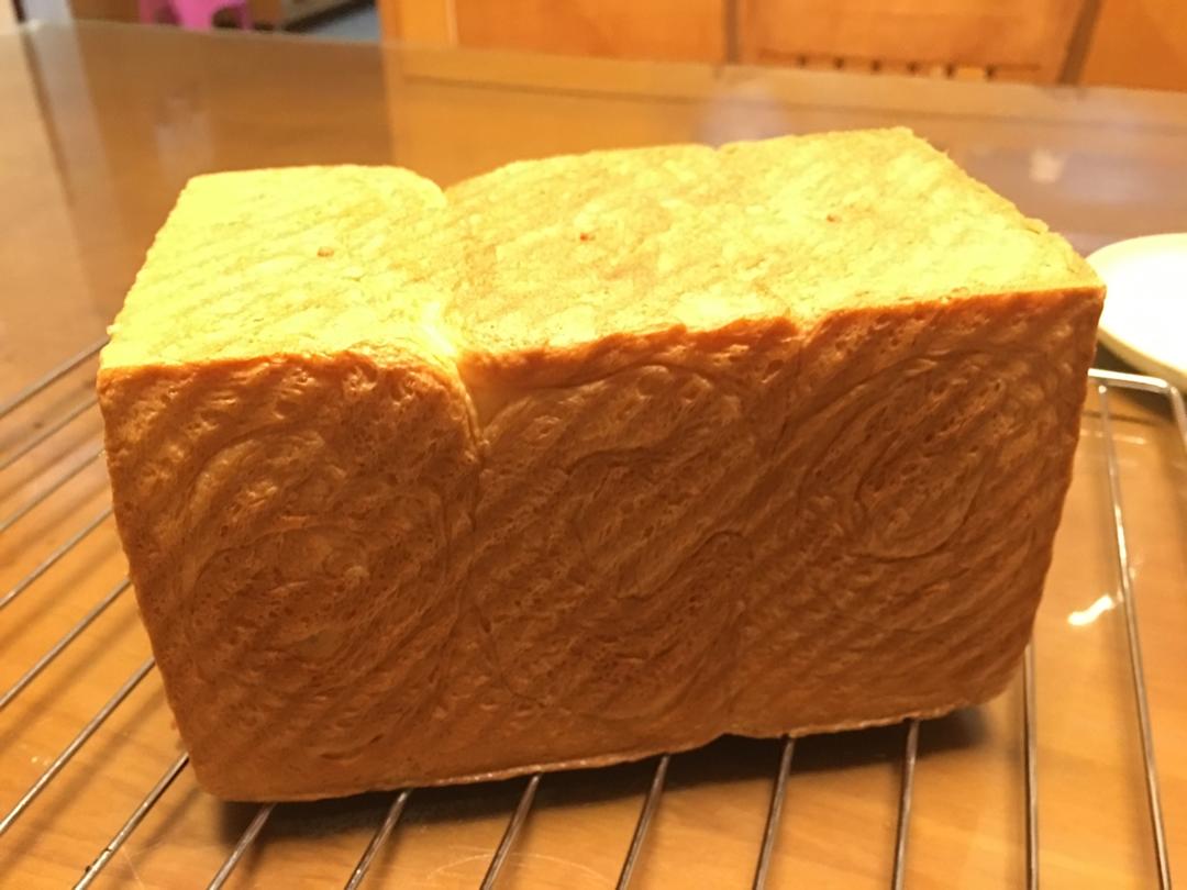 用烤箱自己做面包--手工牛奶吐司面包