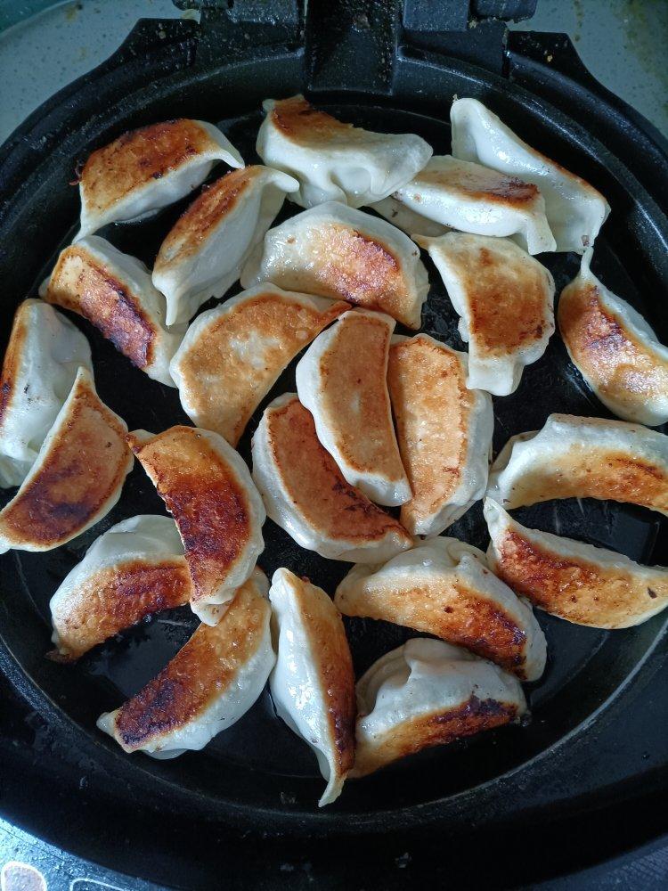 鸭梨1做的韭菜鸡蛋虾皮素三鲜生煎饺电饼铛煎烙