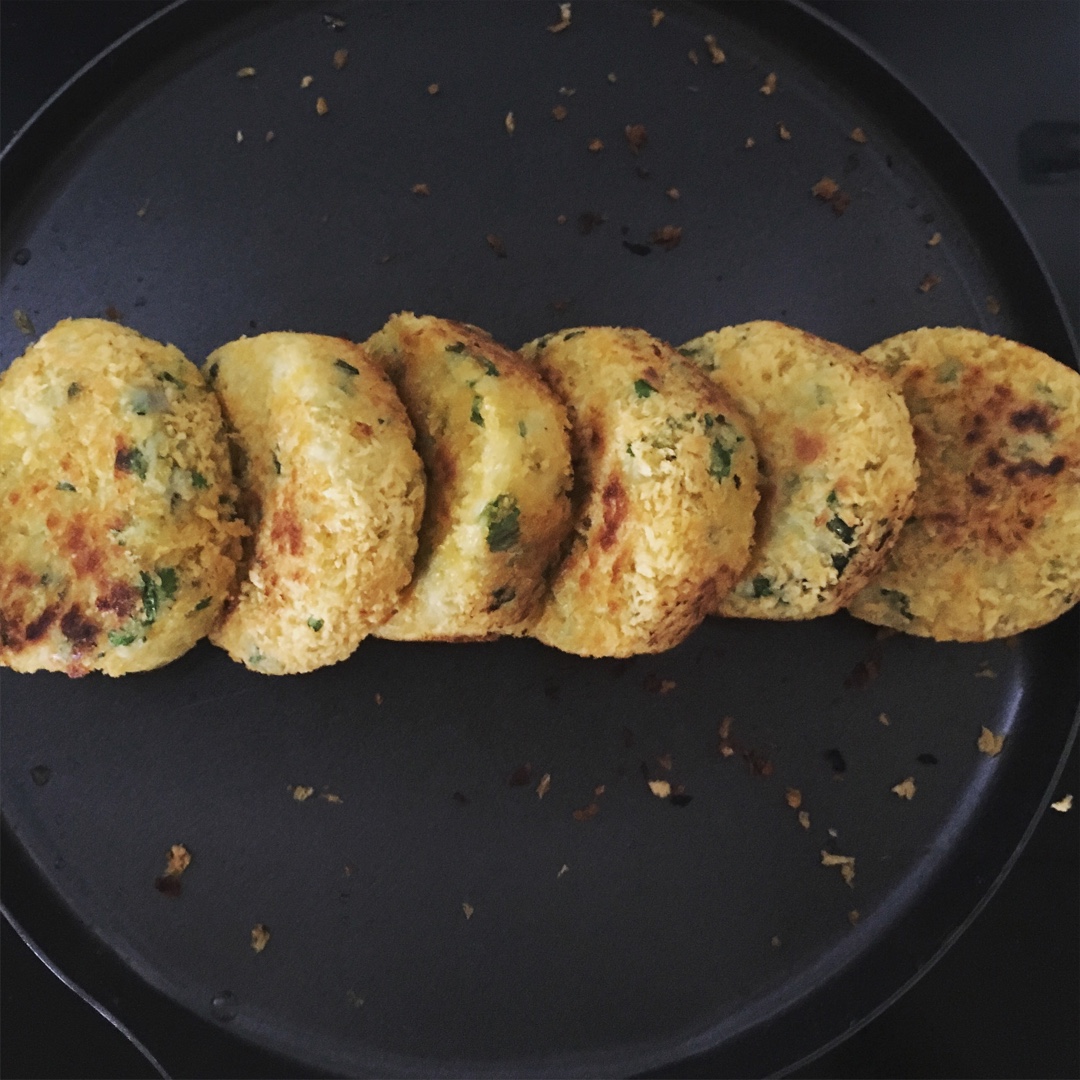 土豆煎饼配蔬果沙拉