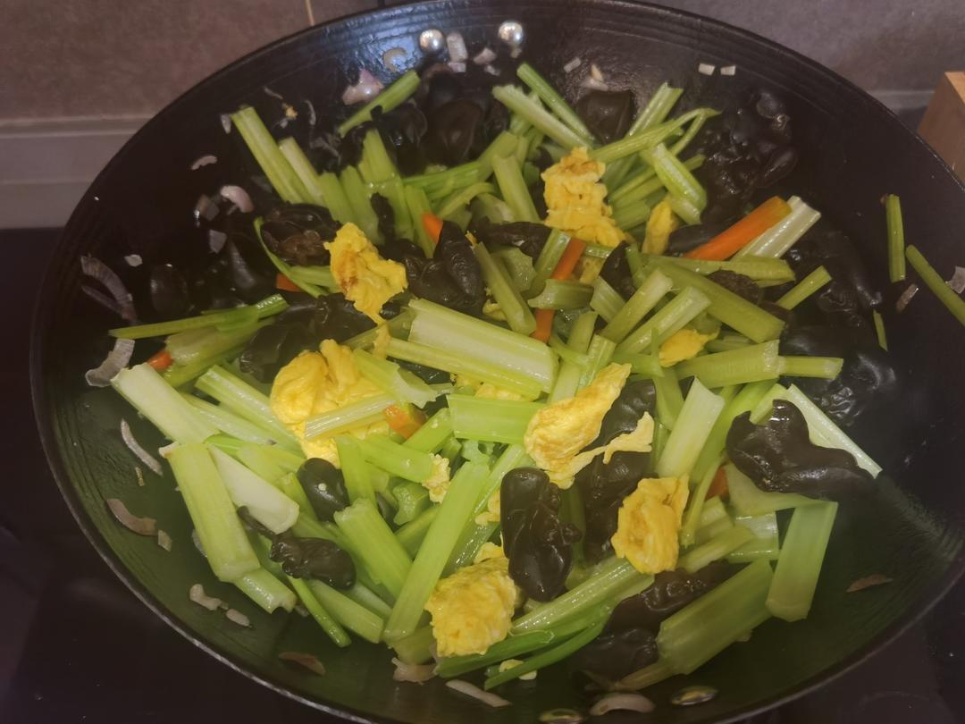 芹菜木耳炒蛋