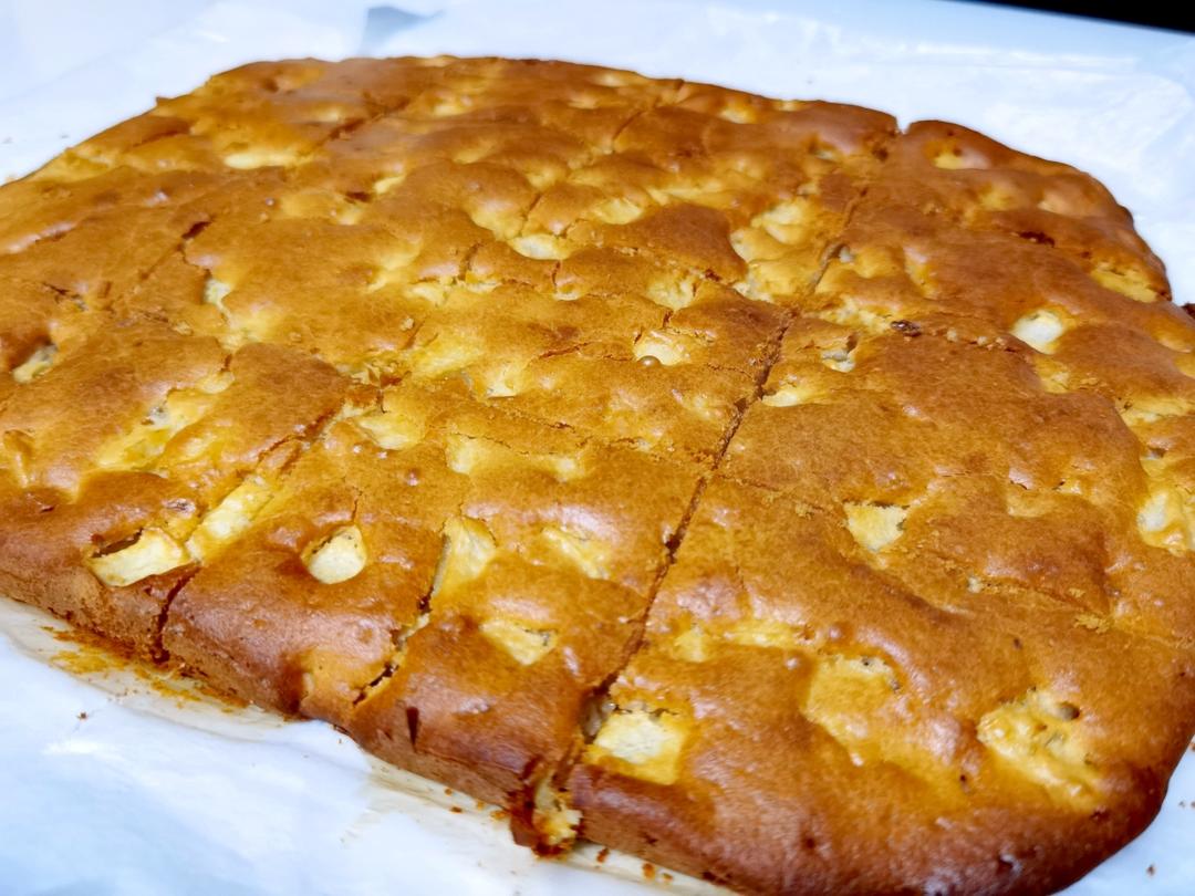 简单到只需所有材料混一起烤一烤的苹果蛋糕！