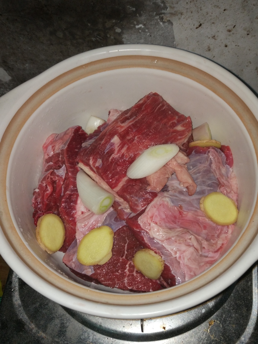 酱牛肉(好吃！！简单！！扔锅直接煮！！)的做法 步骤1