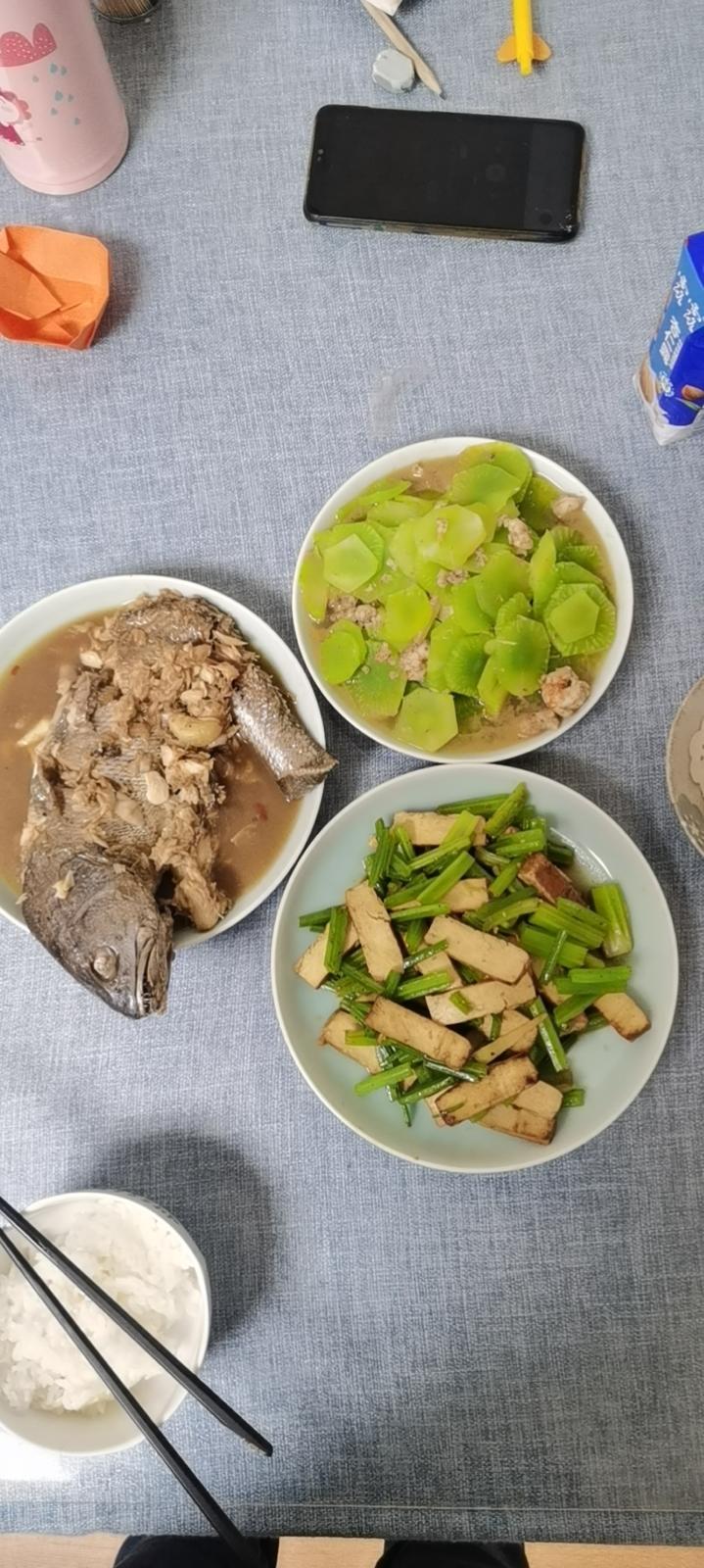 午餐晚餐简单快手下饭菜芹菜炒香干