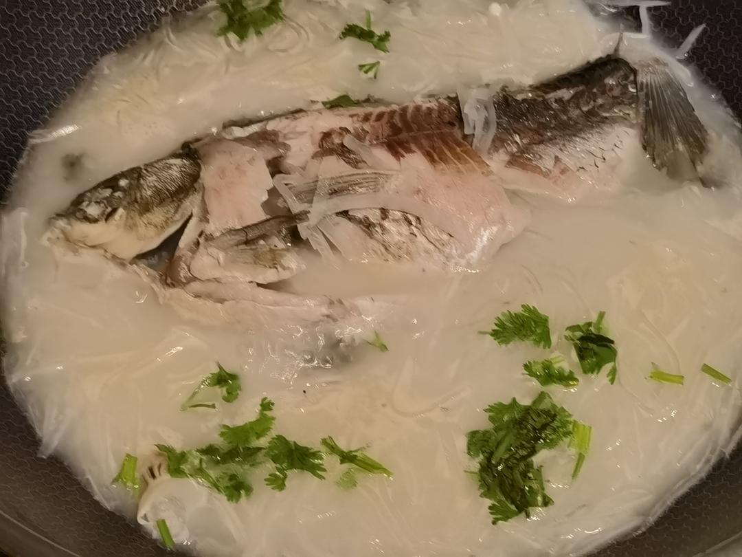 青萝卜丝鲫鱼汤