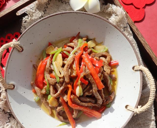 双椒小炒牛肉❤️肉嫩有技巧❗️年夜饭宴客菜的做法