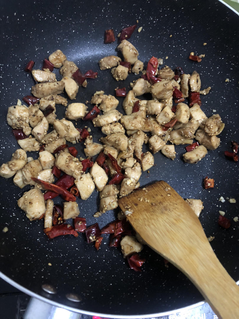 麻辣过瘾巨好吃的辣子鸡丁，真的很下饭