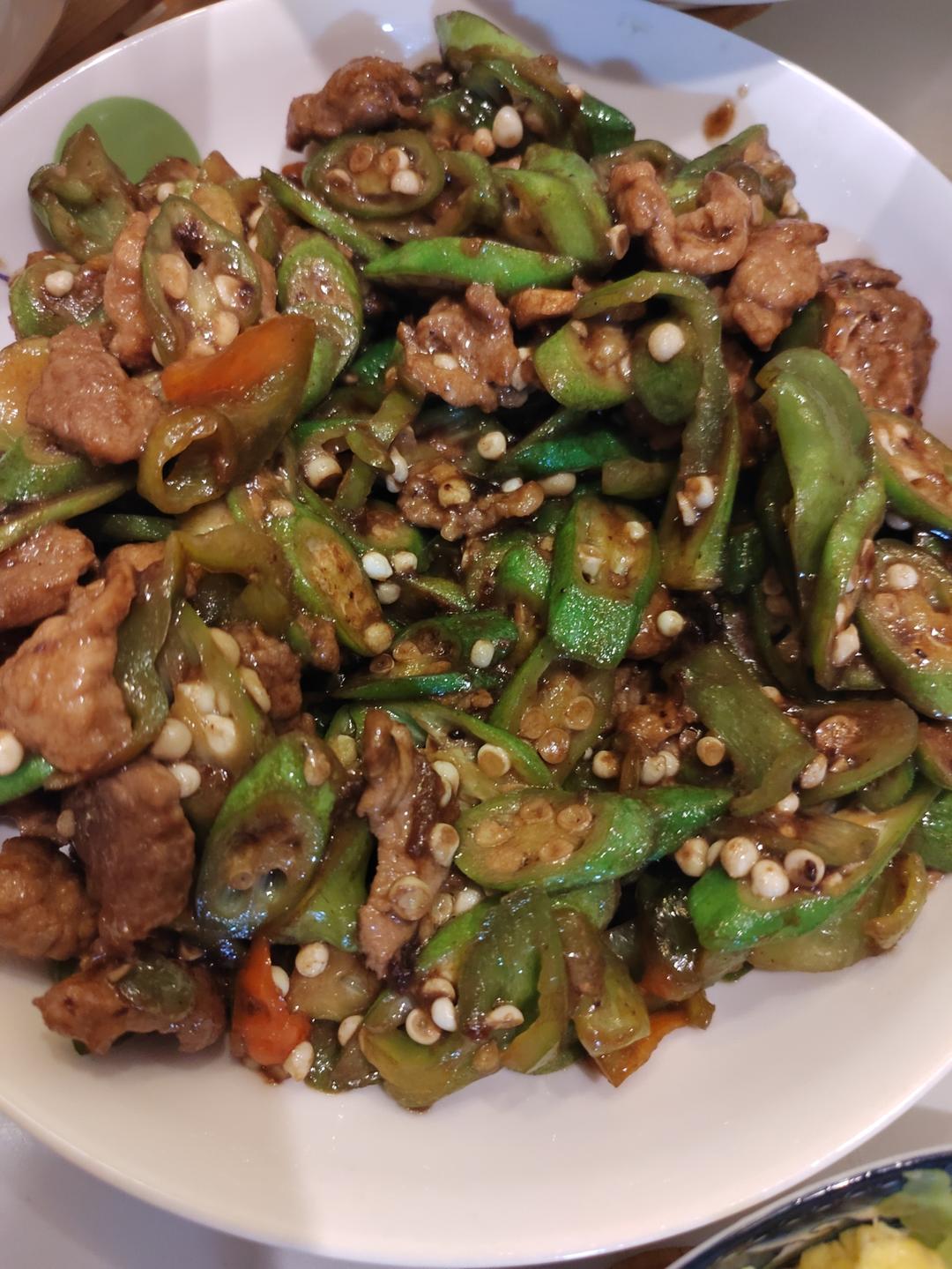 超级下饭的秋葵小炒肉