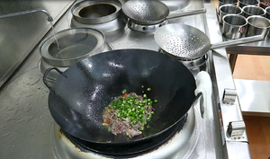 厨师长教你：农家菜“青椒炒鸭胗”的做法，看得口水直流的做法 步骤9