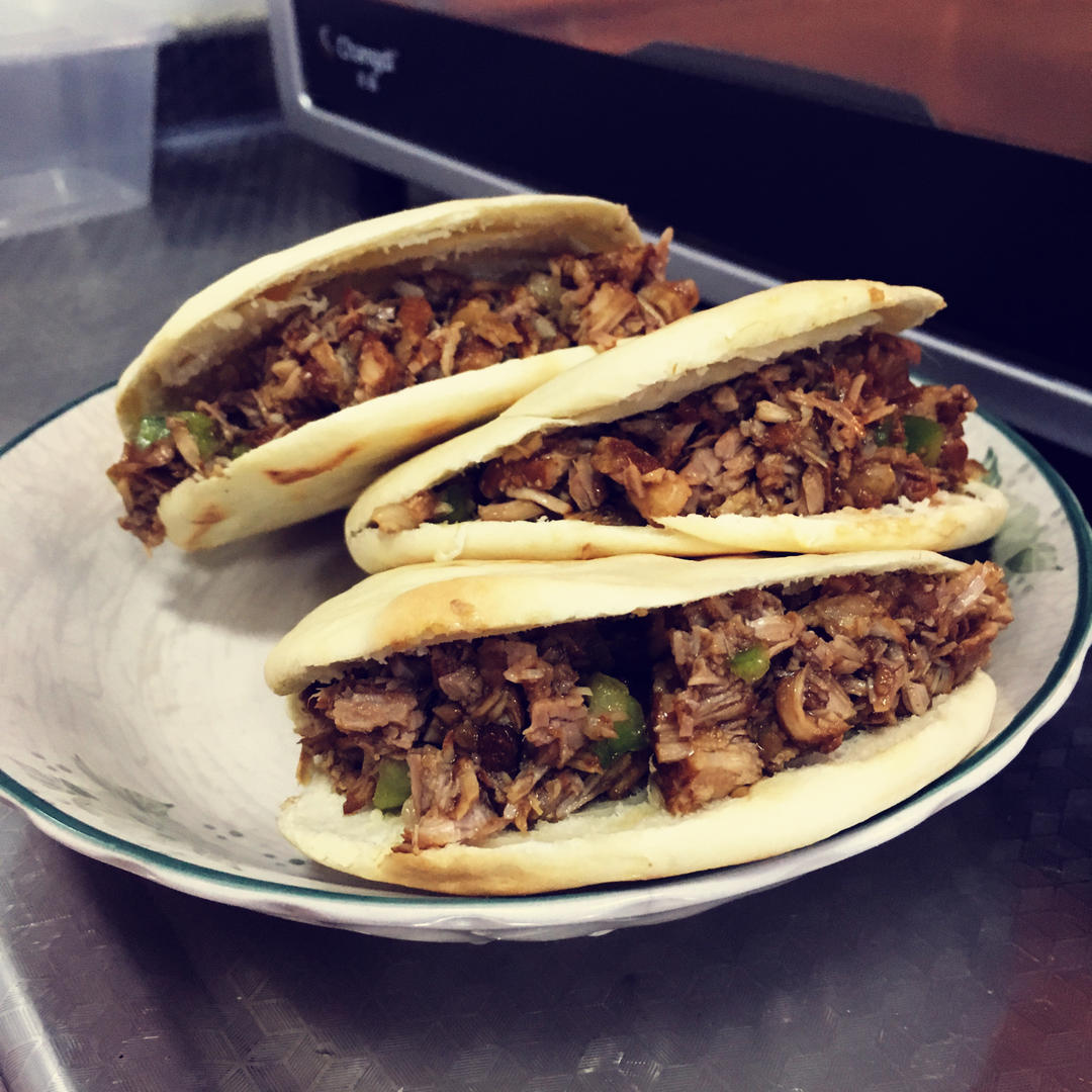 一只小田鸡和花儿做的肉夹馍