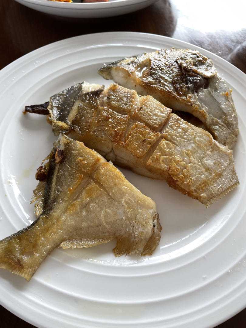 完美版干煎鲳鱼，皮不破、肉不碎、外香里嫩。