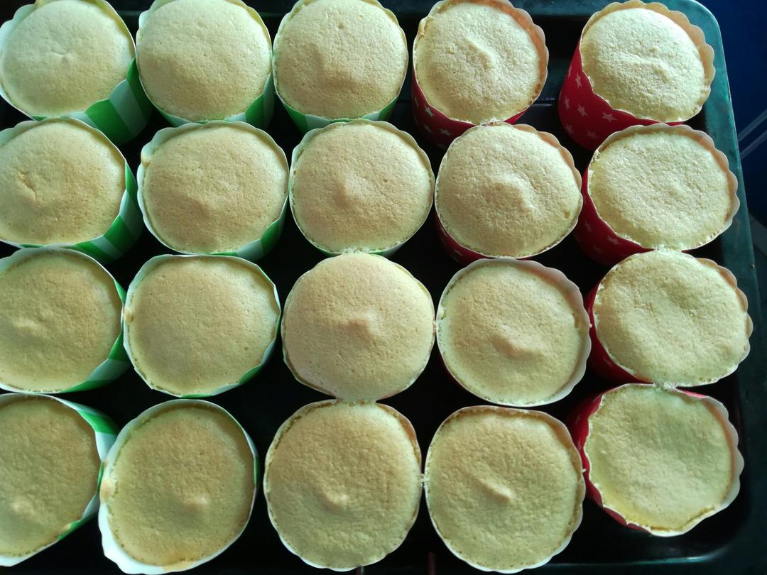 戚风杯子蛋糕^_^不开裂不回缩喔～