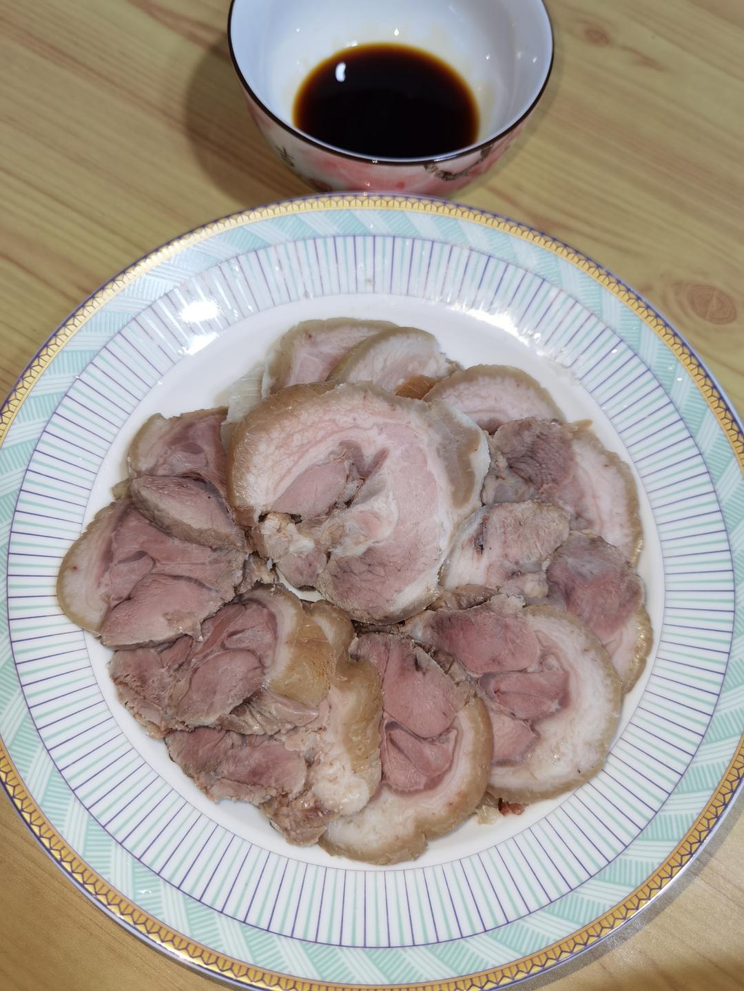 蒜酱水晶猪肘子，满满的胶原蛋白哦！