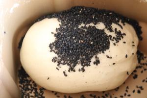 黑芝麻豆浆排包的做法 步骤3