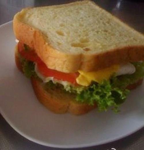 煎蛋蔬菜三明治