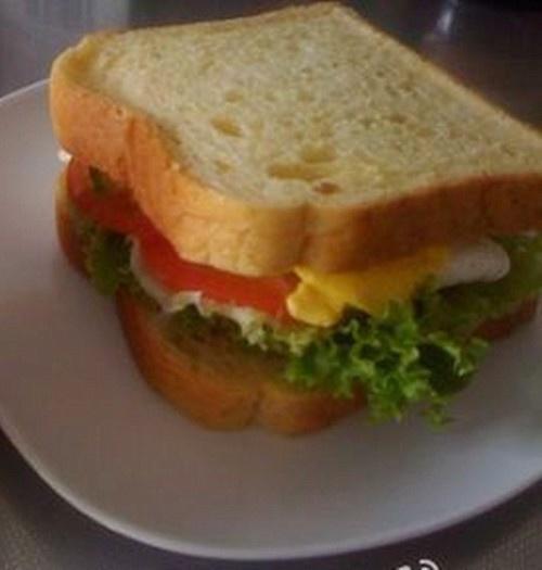 煎蛋蔬菜三明治的做法