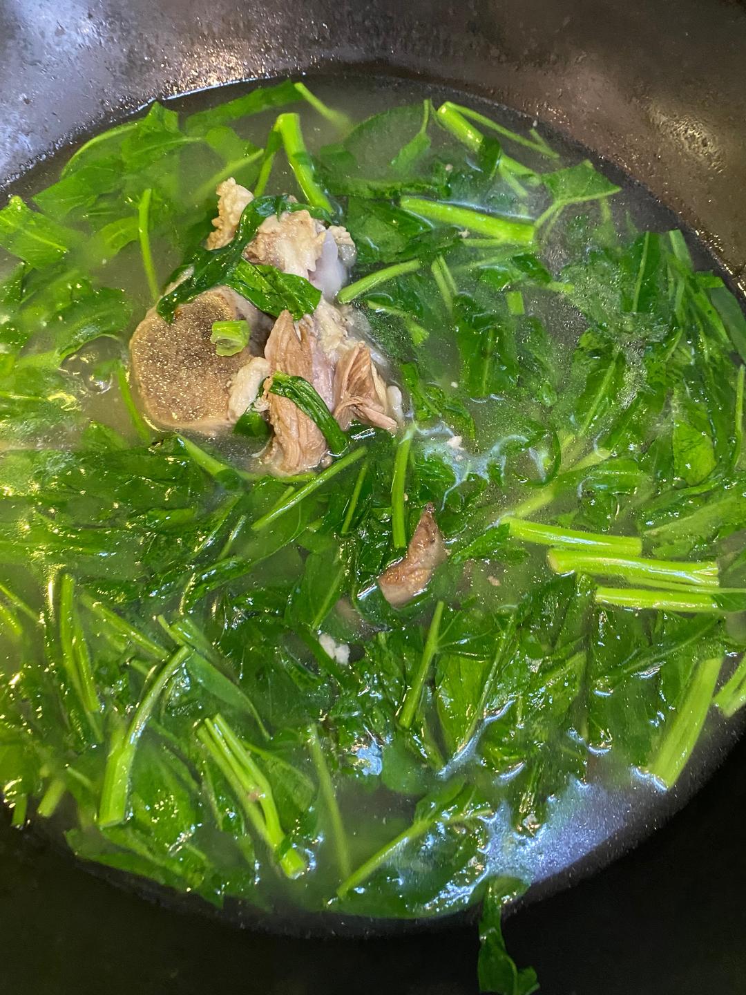 筒骨空心菜叶汤的做法 步骤3