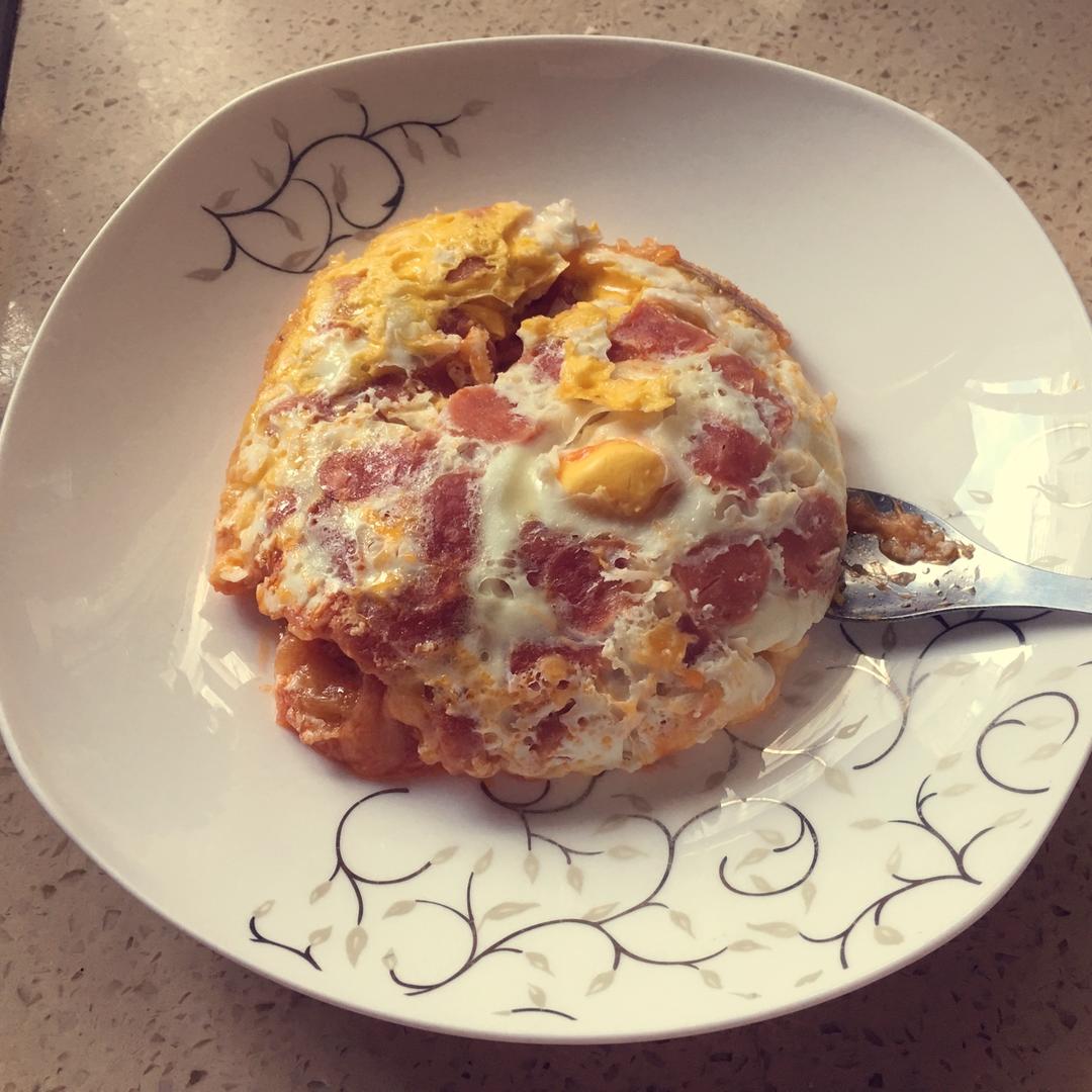 只需摆好材料去微波！惊艳全家的早餐端上桌：香肠奶酪烘蛋