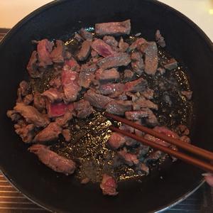 (/ω·＼*)棒棒的黑椒牛肉意面的做法 步骤3