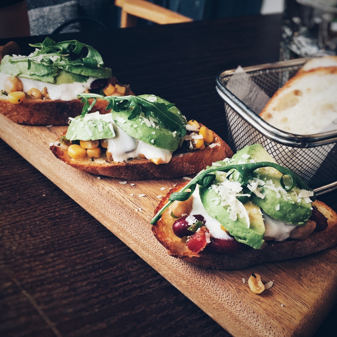 西班牙tapas之三文鱼牛油果面包 番茄牛油果面包