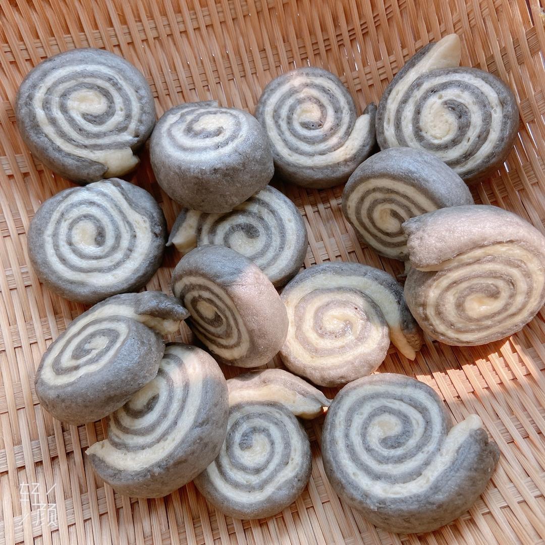 一次发酵的宝宝黑芝麻奶香蚊香馒头