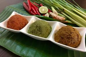 自制泰式咖喱︱红/绿/黄三色咖喱酱的做法 步骤2