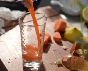 【苹果胡萝卜汁】的做法 步骤7