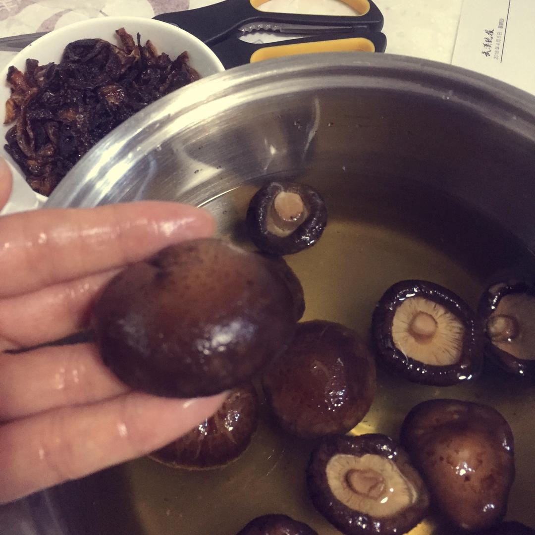 鱼圆子做的快速泡发香菇