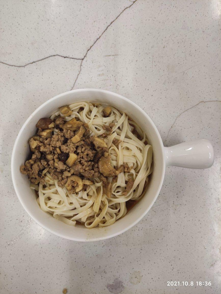 吃面条必备的香菇猪肉卤