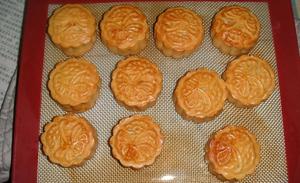 广式月饼——蛋黄莲蓉月饼的做法 步骤11